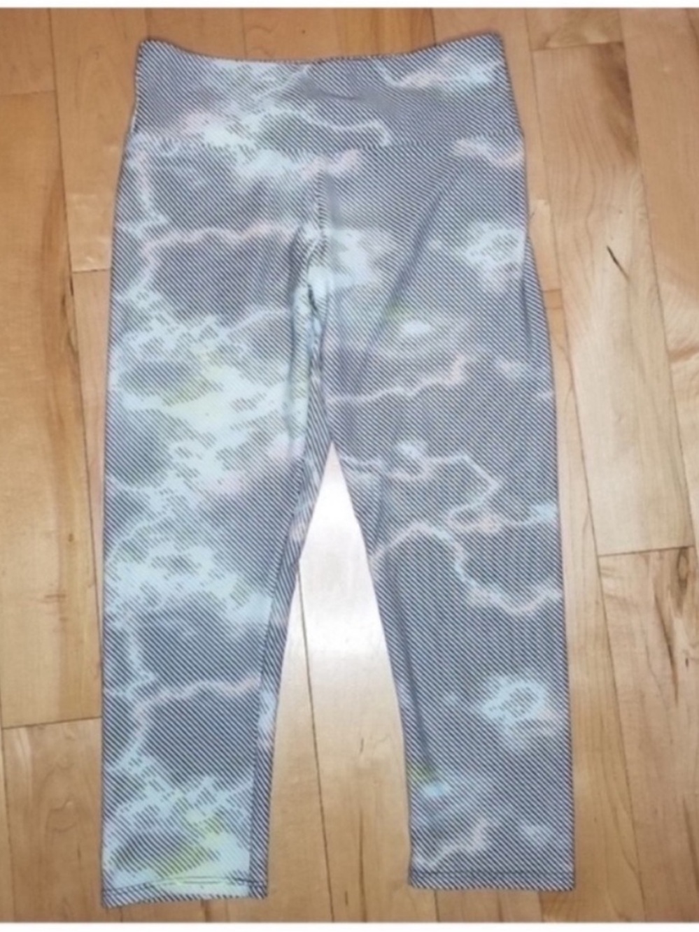 Onzie cropped printed workout leggings w stripes size Small medium